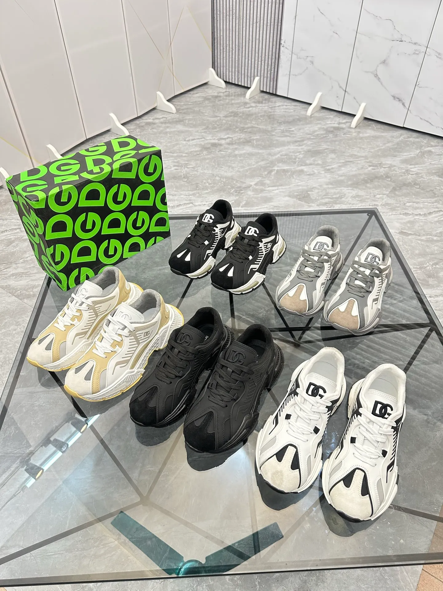 Men's shoes: 💰P560¥ Product trademark: DG "Dolce & Gabbana" low-top casual shoes Regular size: 35-44 (can be customized to 45.46) Couple style Product materials: Upper imported cowhide stitching original material, breathable lining, original outsole. Number: 803